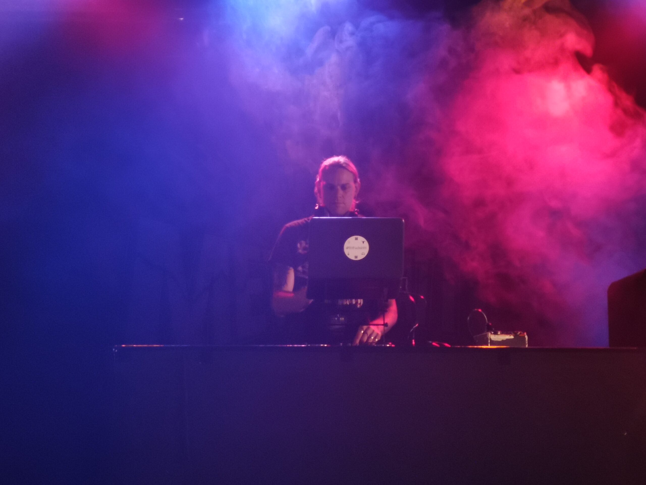 DJ Fuchs auf Wacken History Stage in blau-violettem Licht